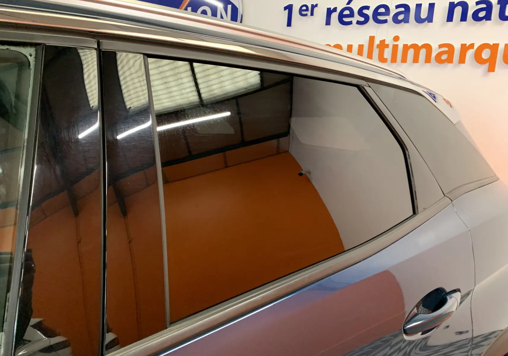 Vue latérale droite sur la porte arrière bleu Célèbes du Peugeot 3008 avec vitrage teinté et poignée chromée.