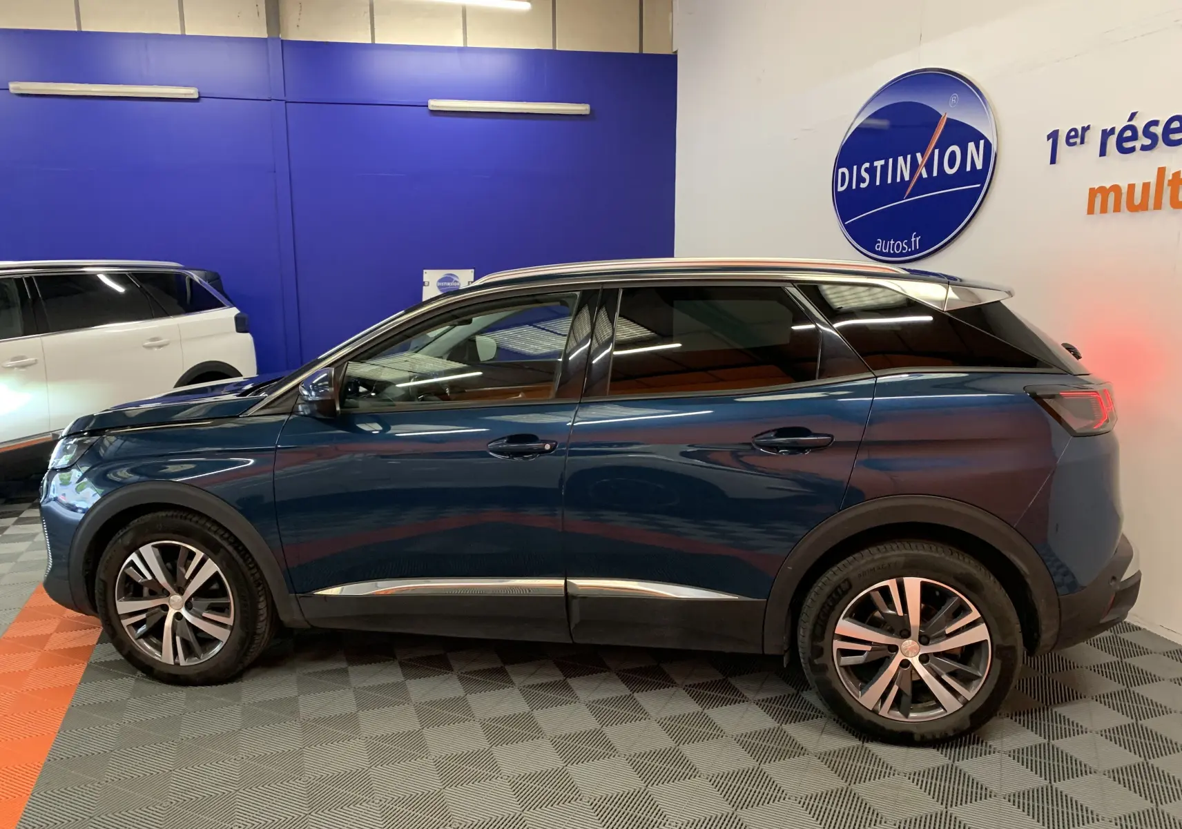 Peugeot 3008 PureTech 130 Allure Pack bleu Célèbes en profil côté gauche, avec jantes alliage et toit noir contrasté.