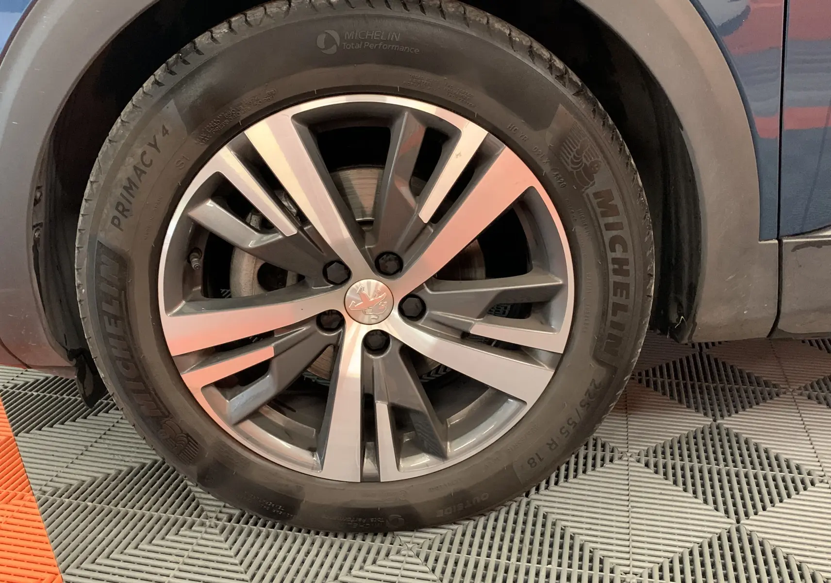 Intérieur du Peugeot 3008 PureTech 130 Allure Pack 2020 vu côté conducteur, avec tableau de bord numérique et écran tactile.