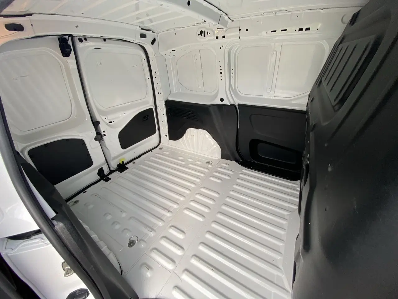 Vue intérieure de la zone de chargement blanche du Citroën Berlingo M BlueHDi 130, sans aménagements visibles.