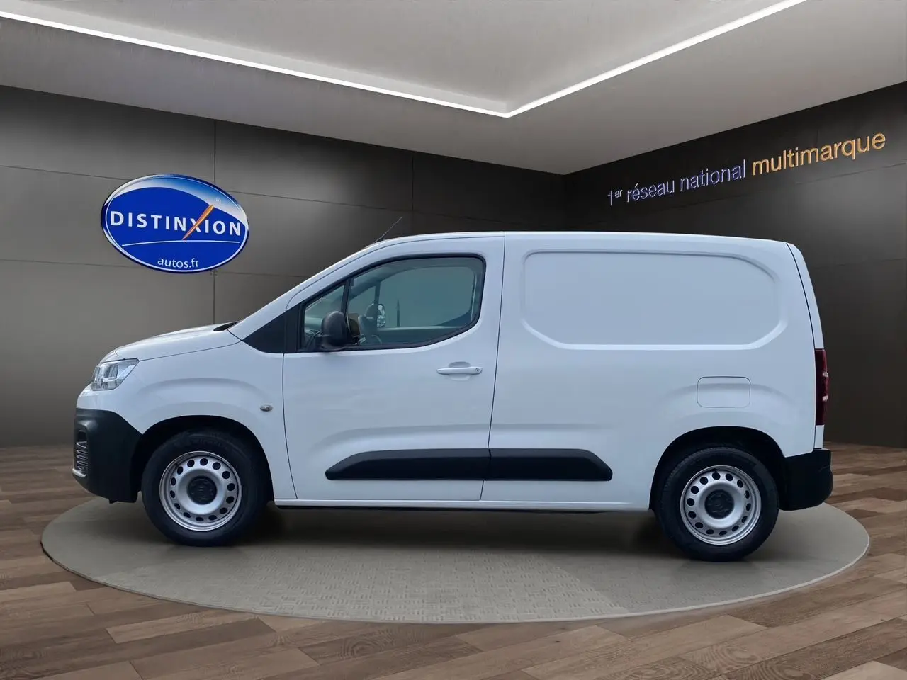 Profil côté gauche du Citroën Berlingo blanc 2019, utilitaire compact avec protections noires et jantes acier simples.