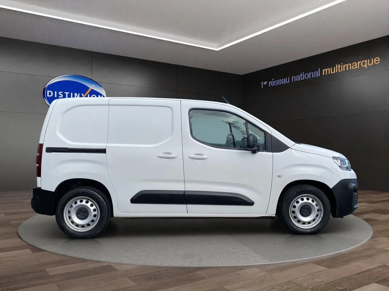 Profil côté droit d’un utilitaire Citroën Berlingo blanc de 2019 avec portes latérales pleines et jantes acier.