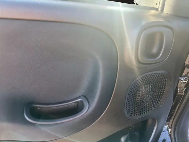 Détail de la porte arrière droite noire de la FIAT PANDA 2025 avec poignée intégrée et haut-parleur intégré.