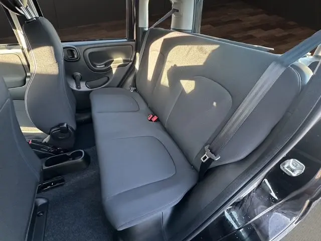Vue intérieure côté droit des sièges arrière noirs en tissu de la Fiat Panda III PH2 2025, avec ceinture de sécurité visible.