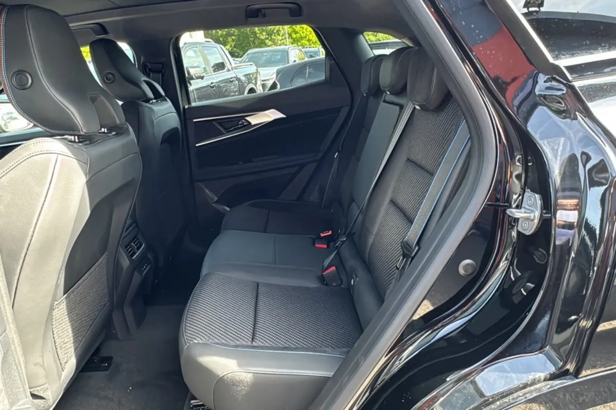 Vue côté gauche de la banquette arrière en sellerie semi-alcantara noire d’un Renault Austral New 200 Esprit Alpine.
