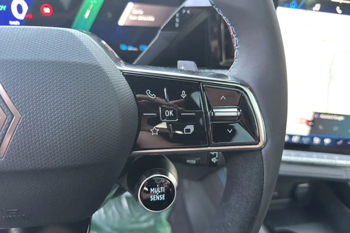 Gros plan sur le volant cuir multifonctions du Renault Austral New 200 Esprit Alpine avec bouton Multi Sense visible.