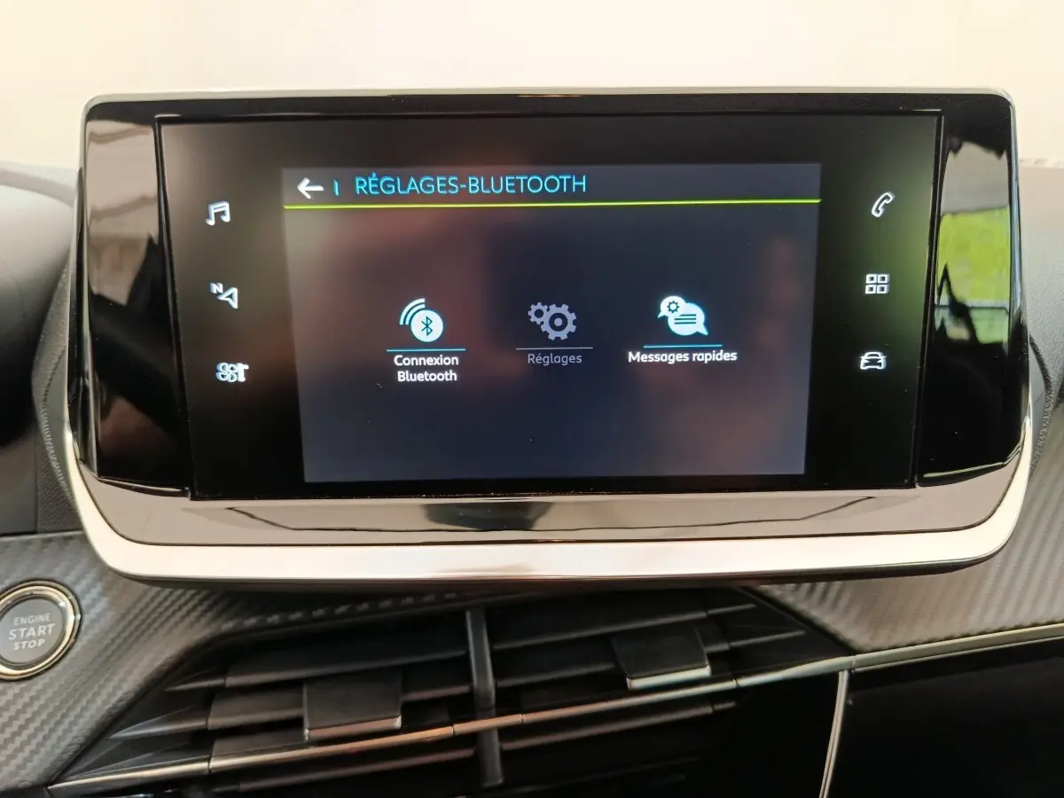 Écran tactile central de la Peugeot 208 électrique Active Business R affichant les réglages Bluetooth, vue de face.