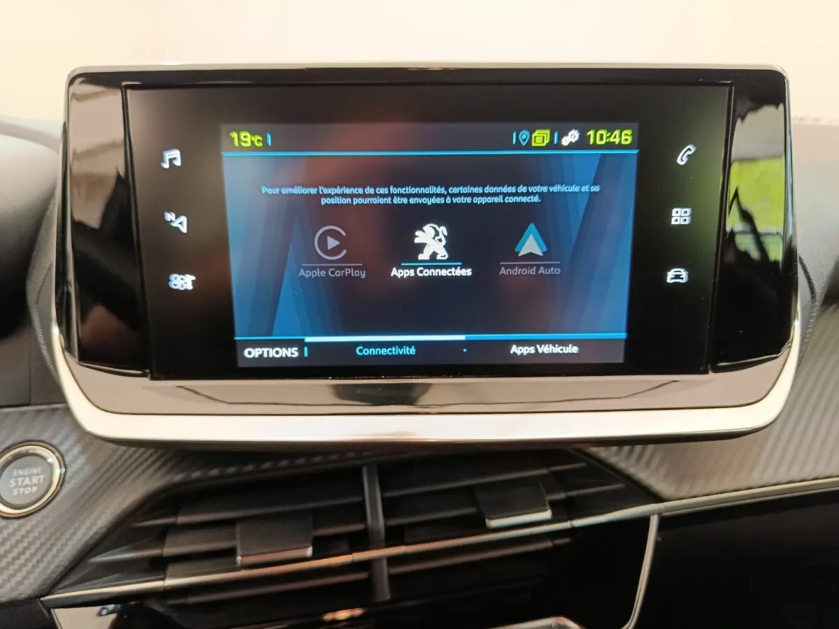 Écran tactile central de la Peugeot 208 électrique blanc, affichant les applications Apple CarPlay et Android Auto.