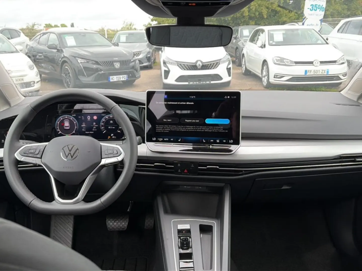 Vue intérieure frontale du tableau de bord et volant gris de la Volkswagen Golf 1.5 etsi evo2 116 life dsg7 2026.