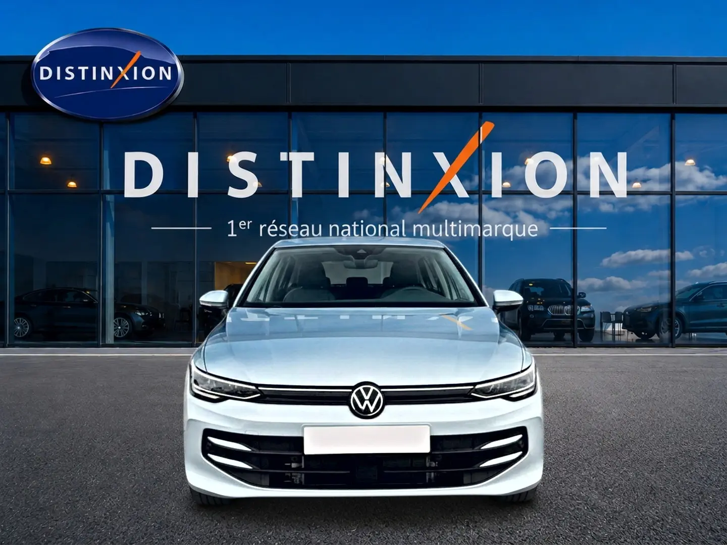 Vue frontale d'une Volkswagen Golf 1.5 etsi evo2 116 life dsg7 bleu glacier, avec calandre noire et logo VW centré.