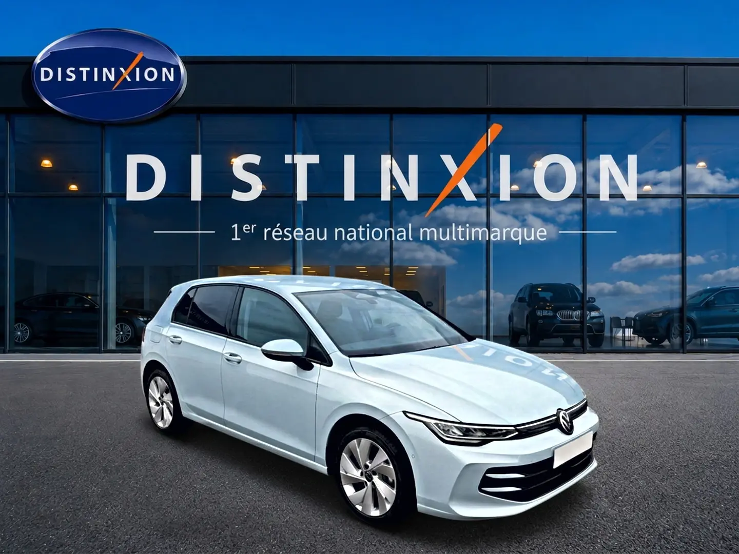 Volkswagen Golf 1.5 etsi evo2 bleu glacier vue 3/4 avant, stationnée devant une vitrine Distinxion.