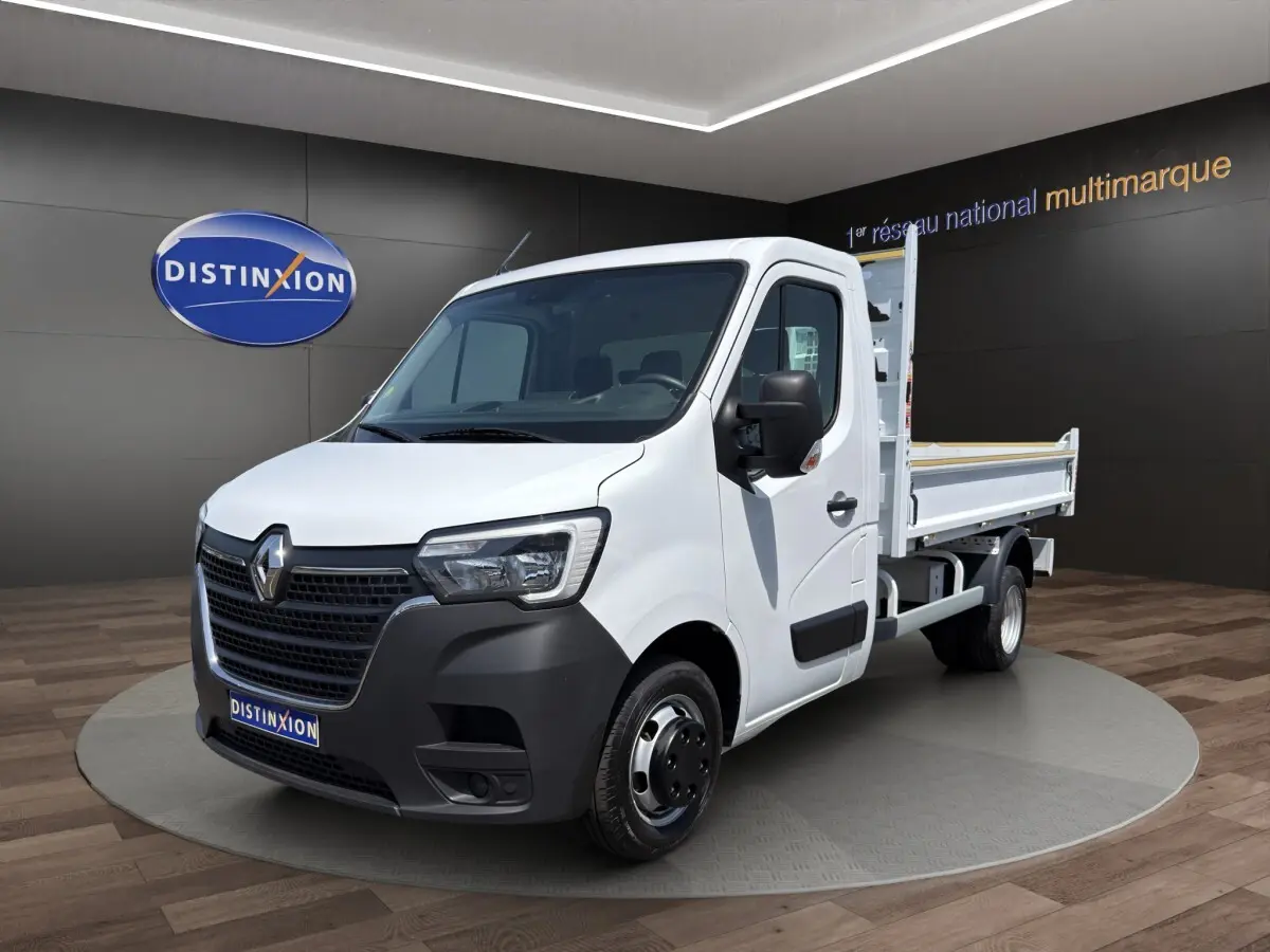 Renault Master benne blanc vu en 3/4 avant droit, avec calandre noire et jantes acier noires.