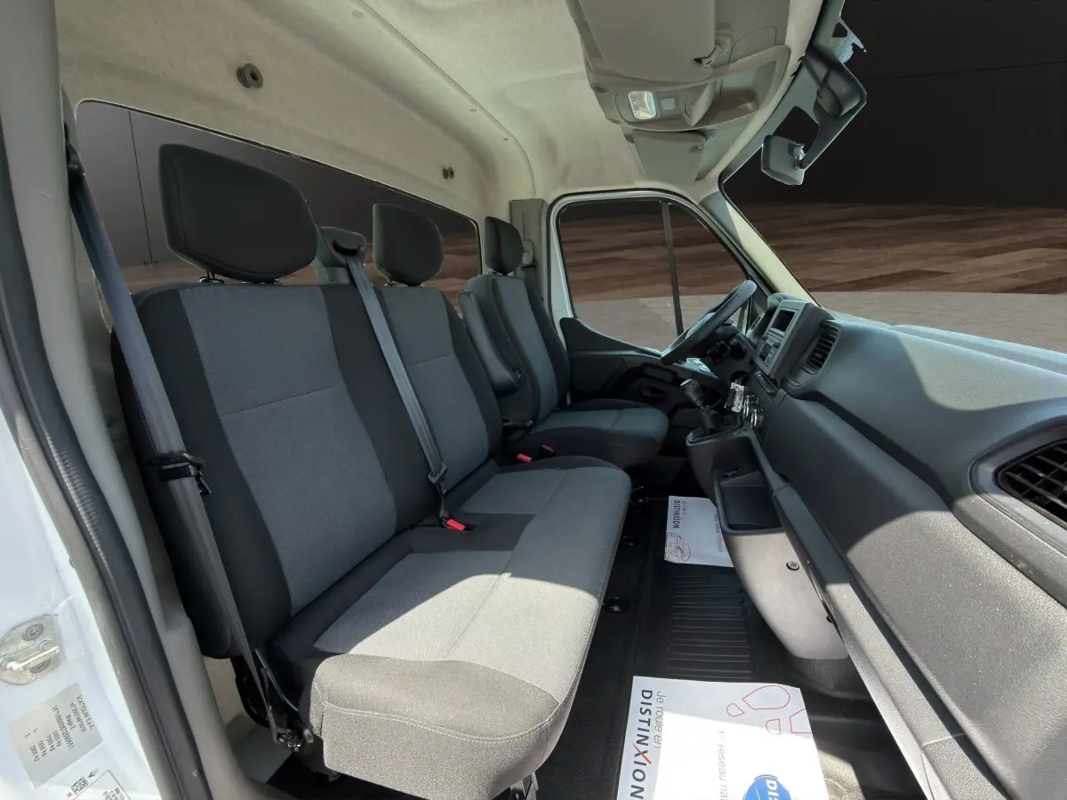 Vue intérieure côté droit du Renault Master 2024 blanc, montrant la banquette avant et le tableau de bord.
