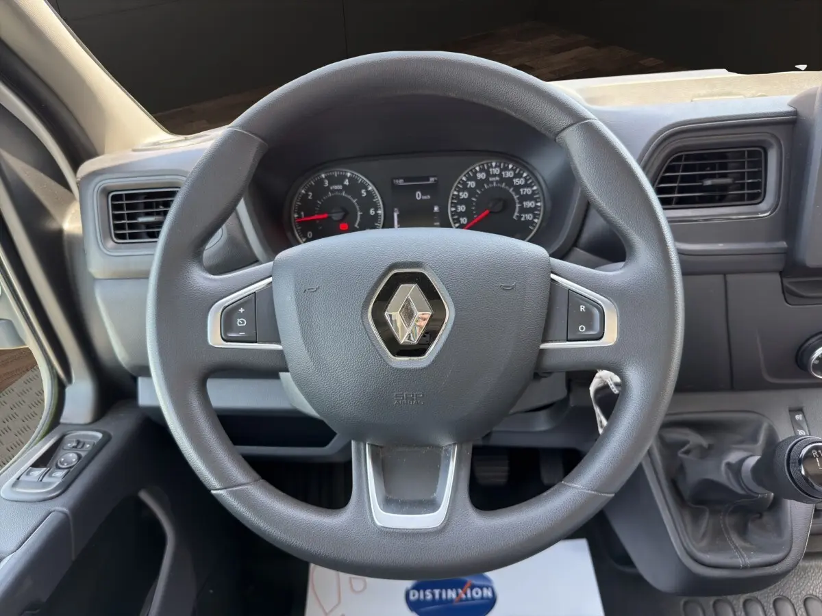 Vue rapprochée du volant noir et du tableau de bord du Renault Master 2024 avec levier de vitesse manuel visible.