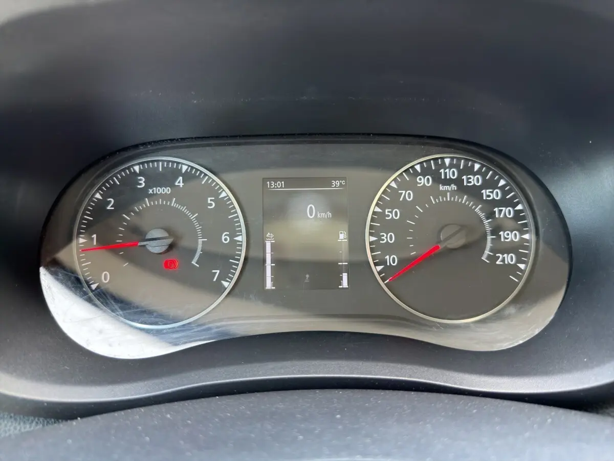 Vue rapprochée du tableau de bord du Renault Master 2024 montrant le compte-tours et le compteur de vitesse à 0 km/h.