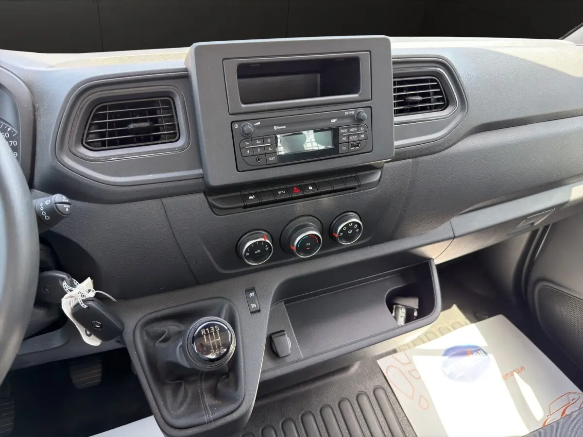 Vue intérieure du tableau de bord du Renault Master 2024, avec commande de boîte manuelle et console centrale noire.