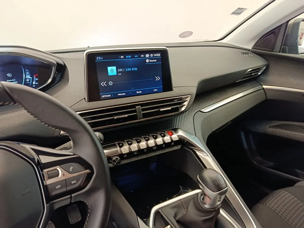 Intérieur du Peugeot 3008 Puretech 130 S&S Active Business 2020, vue côté conducteur sur tableau de bord et écran tactile central.