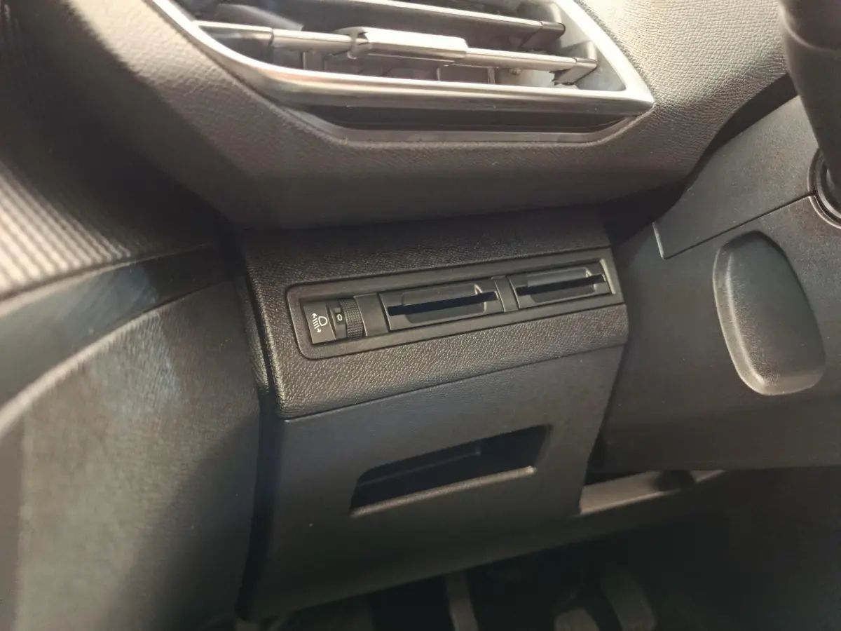 Détail du tableau de bord noir du Peugeot 3008 2020, avec commandes d'éclairage et aérateurs visibles côté conducteur.