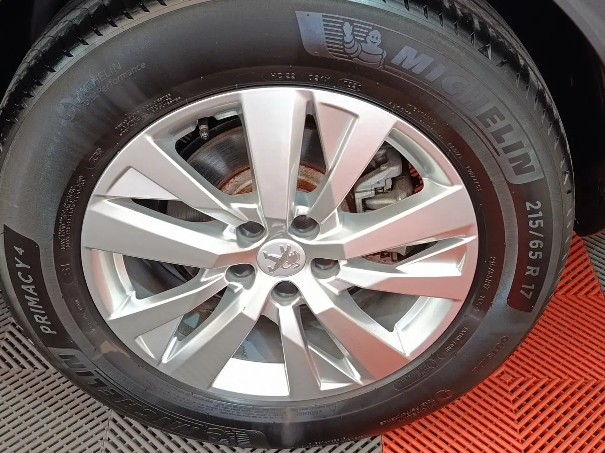 Gros plan sur la jante alliage argentée et le pneu Michelin du Peugeot 3008 gris foncé.