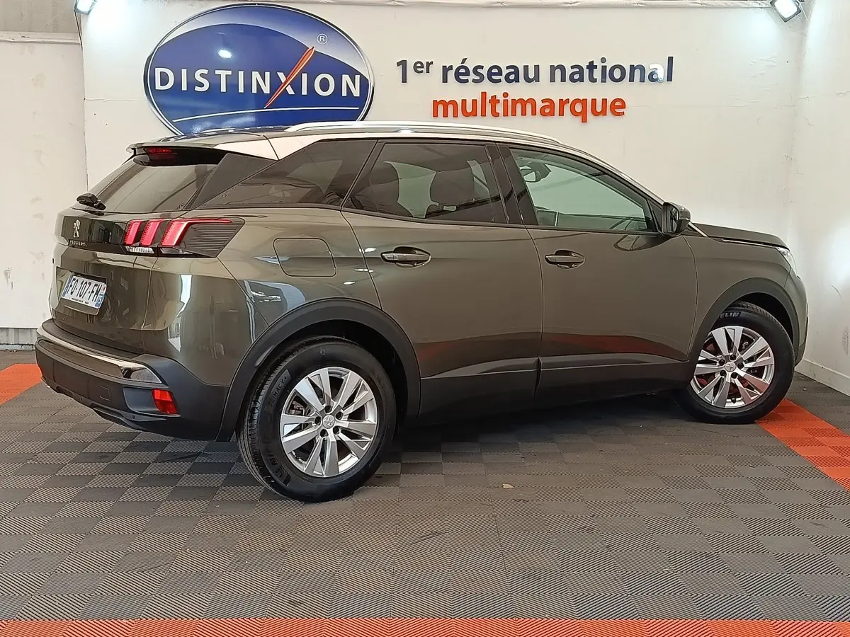 Peugeot 3008 gris foncé vue de profil côté gauche, avec feux arrière à LED et jantes alliage visibles.
