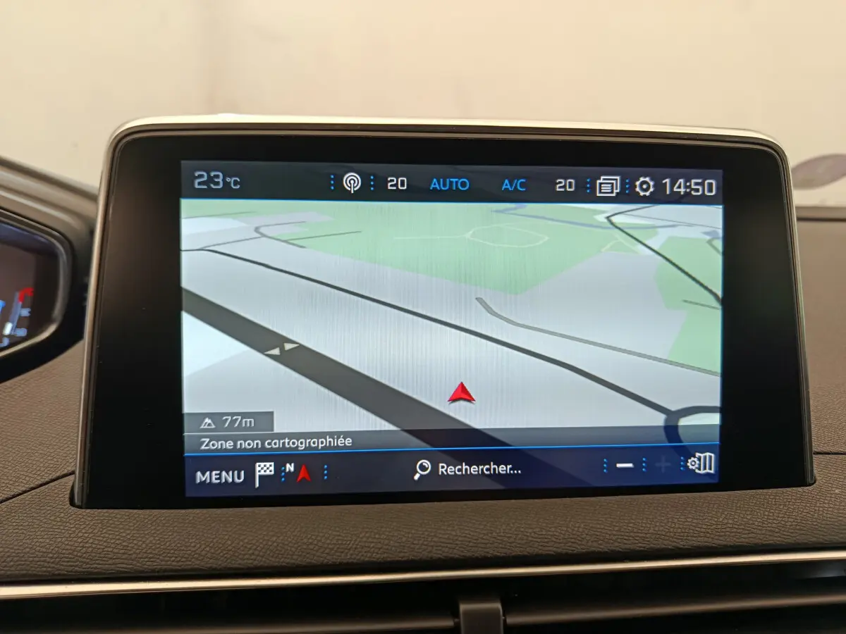 Écran tactile central affichant la navigation GPS du Peugeot 3008 gris foncé, vue rapprochée du tableau de bord.