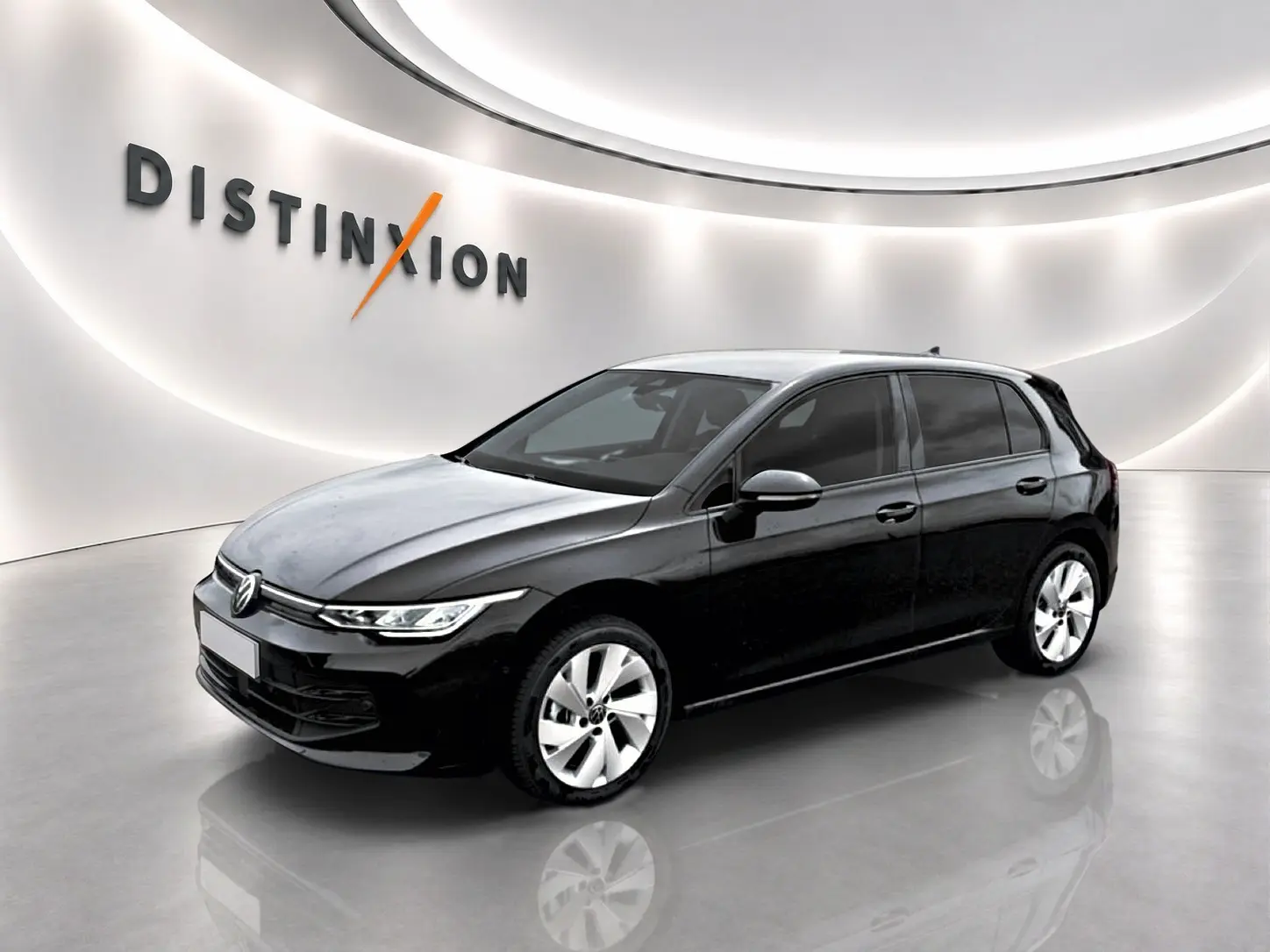 Volkswagen Golf 1.5 etsi evo2 noir vue 3/4 avant droit dans un showroom lumineux avec logo Distinxion en arrière-plan.