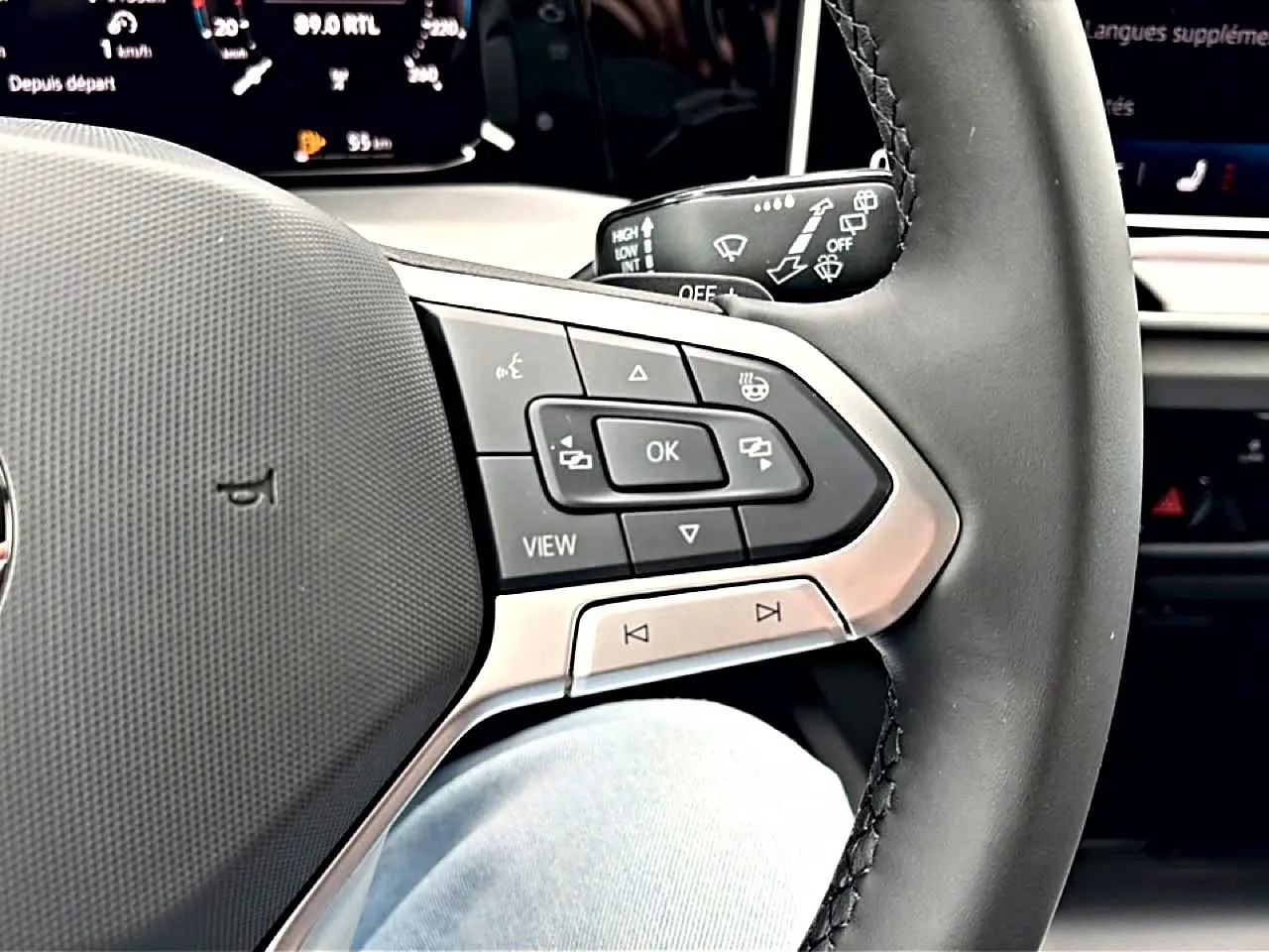 Gros plan sur le volant noir de la Volkswagen Golf 2026, mettant en valeur les commandes multifonctions côté gauche.