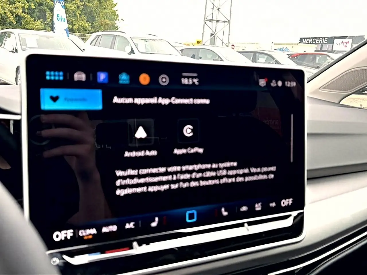 Écran tactile central de la Volkswagen Golf 1.5 noir, vue intérieure côté conducteur avec interface Android Auto et Apple CarPlay.