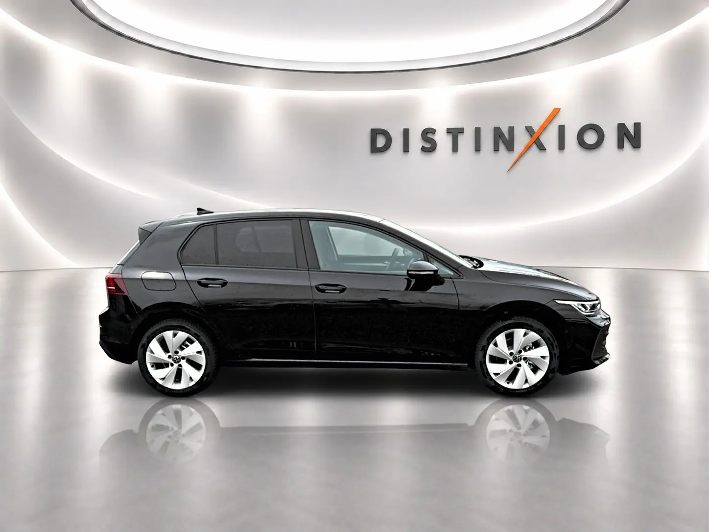 Vue de profil côté gauche d'une Volkswagen Golf noire 2026 dans un showroom lumineux avec logo Distinxion en arrière-plan.
