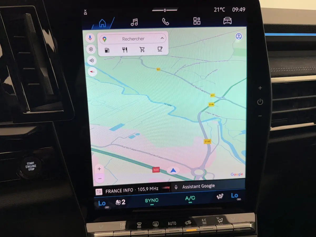 Écran tactile central affichant la navigation GPS dans l'habitacle noir du Renault Espace esprit Alpine 2025.