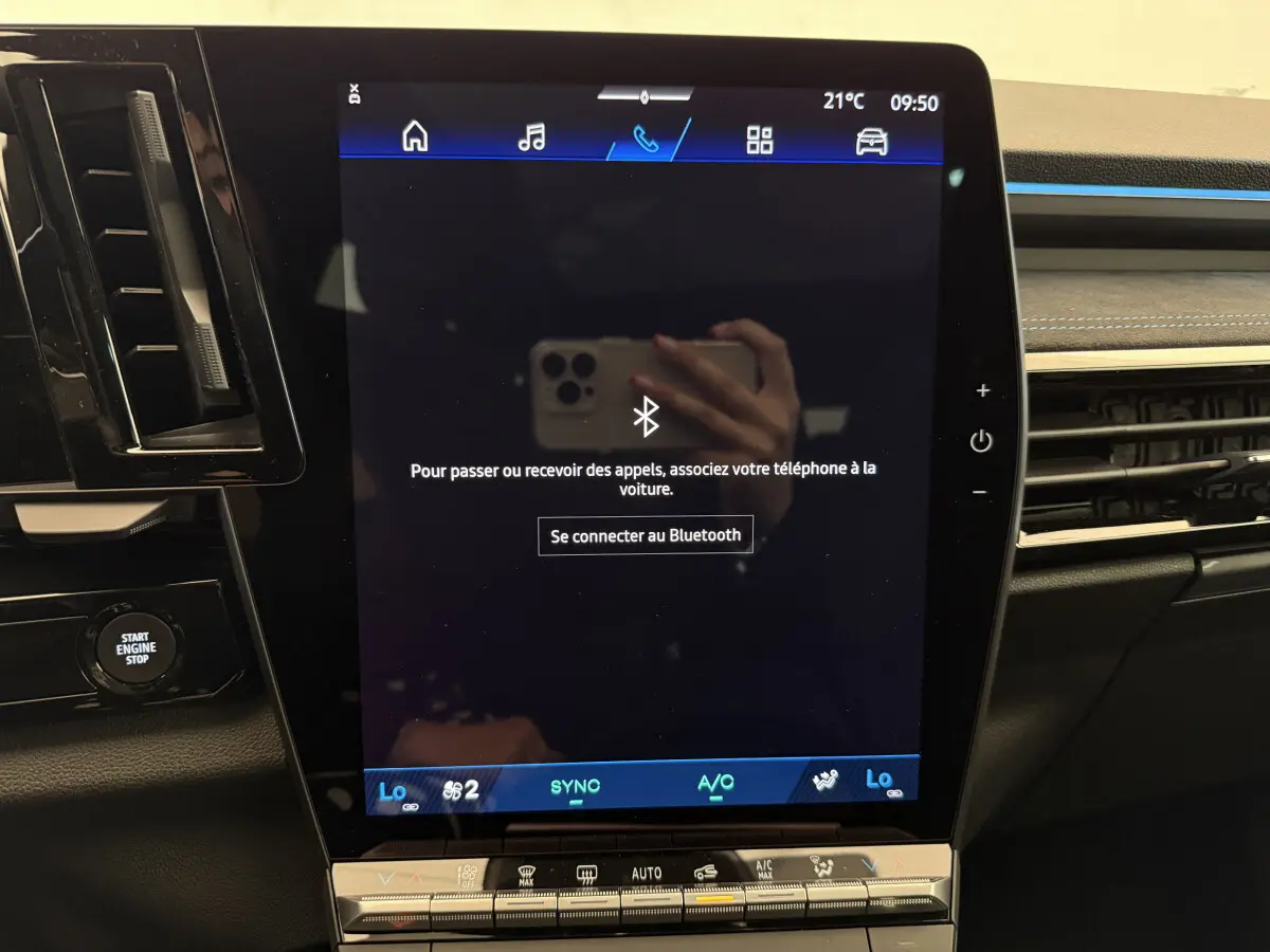 Écran tactile central allumé avec interface Bluetooth dans l'habitacle noir du Renault Espace gris foncé, vue de face rapprochée.
