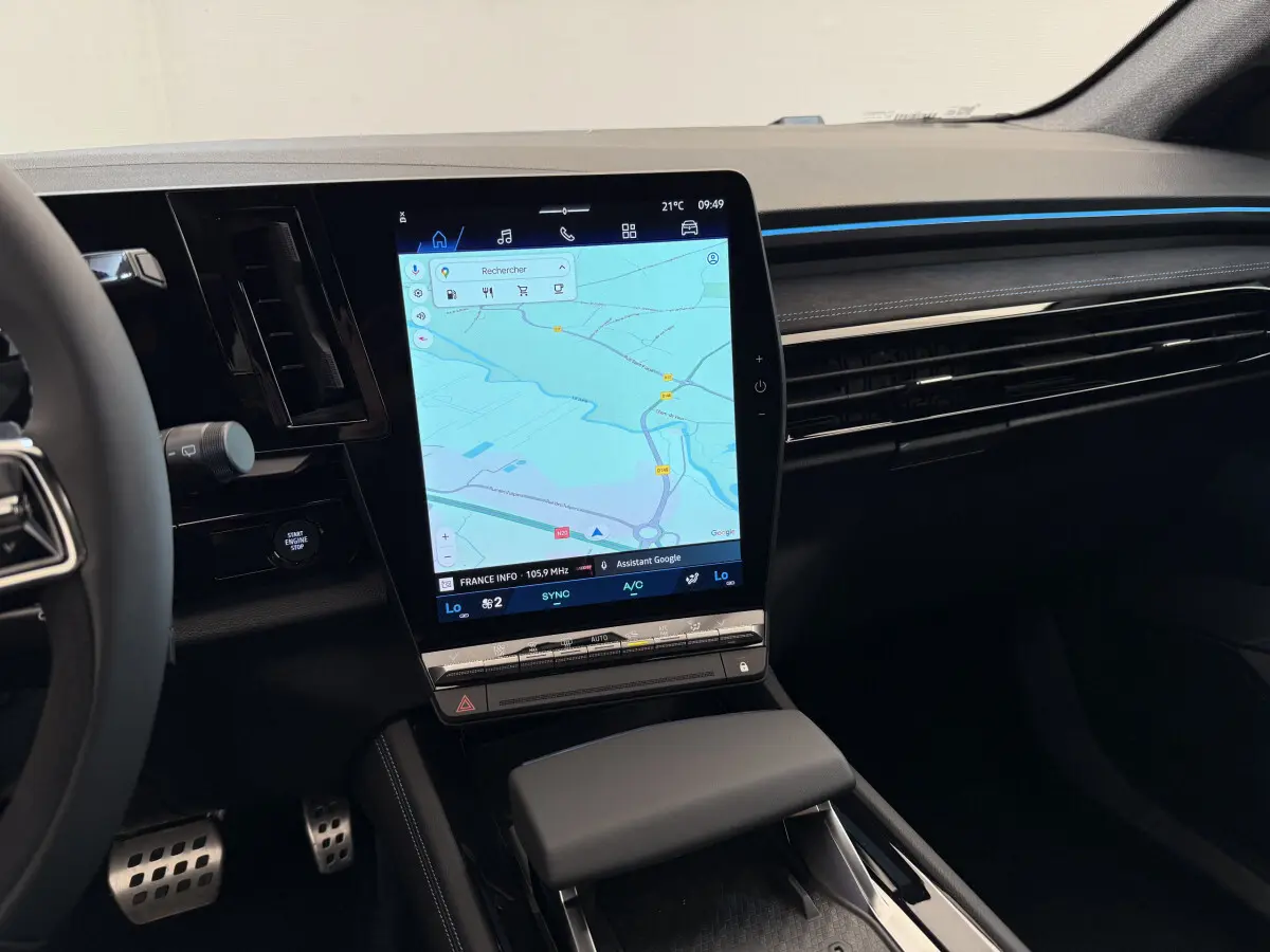 Vue intérieure du tableau de bord du Renault Espace esprit Alpine 2025 avec écran tactile vertical et volant partiel visible.