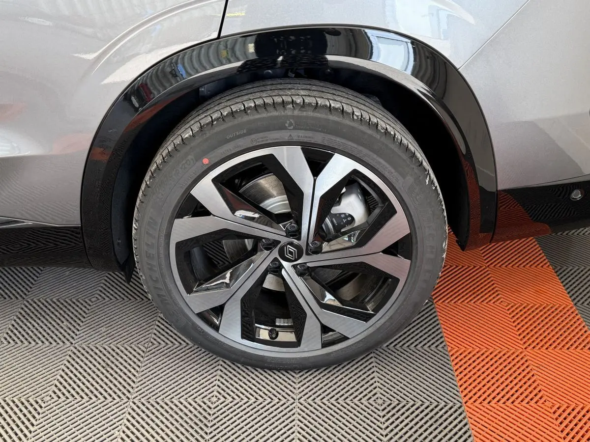 Gros plan sur la roue avant droite gris foncé du Renault Espace esprit Alpine 7PL avec jante alliage moderne.