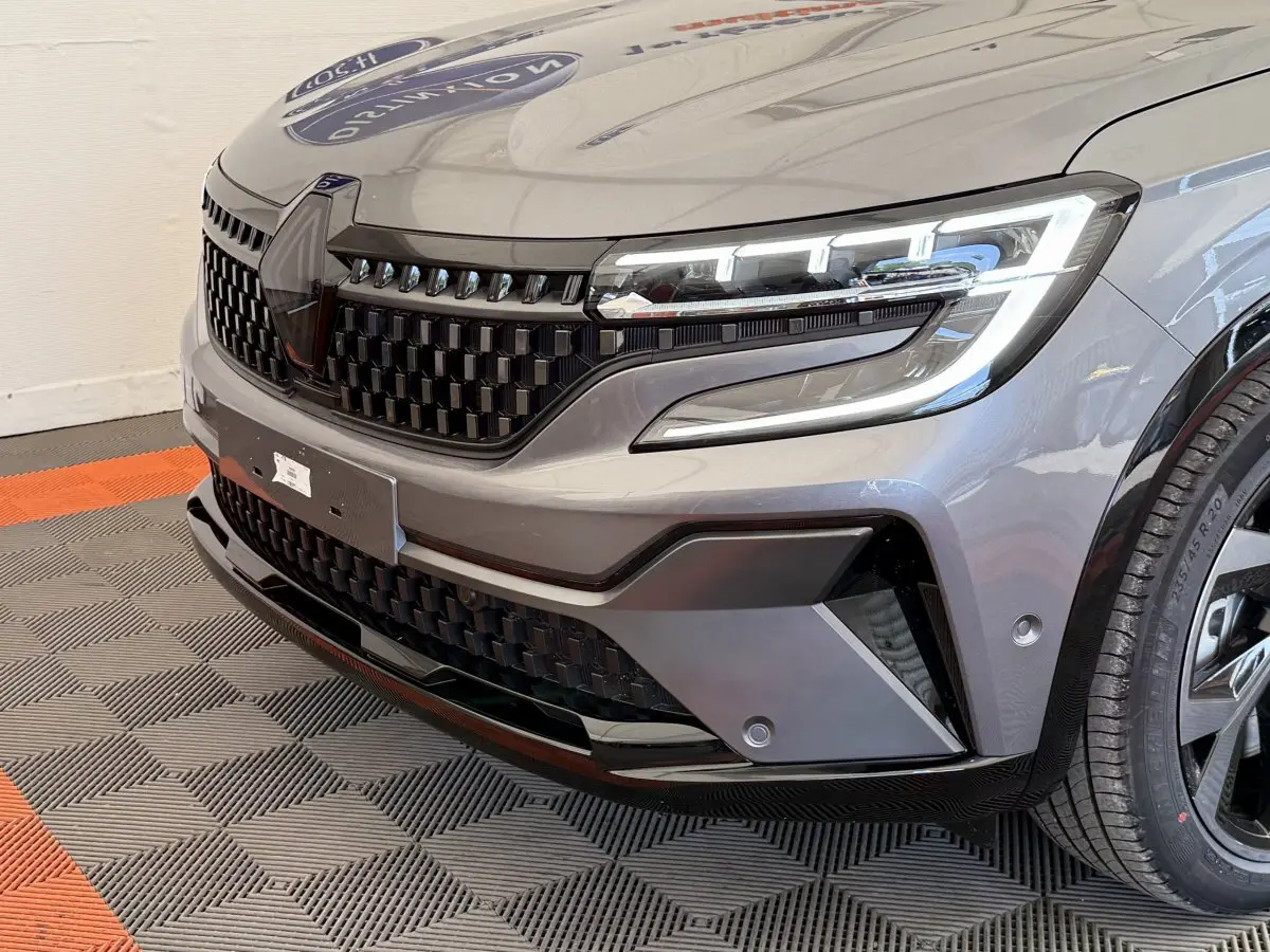Gros plan sur l'avant droit gris foncé du Renault Espace esprit Alpine 2025 avec phares LED et calandre noire texturée.