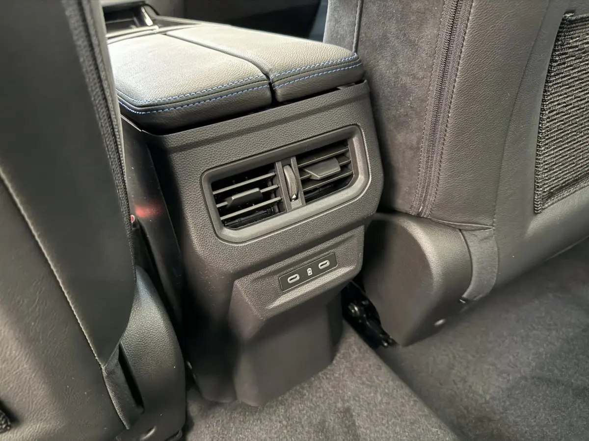Détail de la console arrière noire avec bouches d'aération et ports USB du Renault Espace gris foncé esprit Alpine 2025.