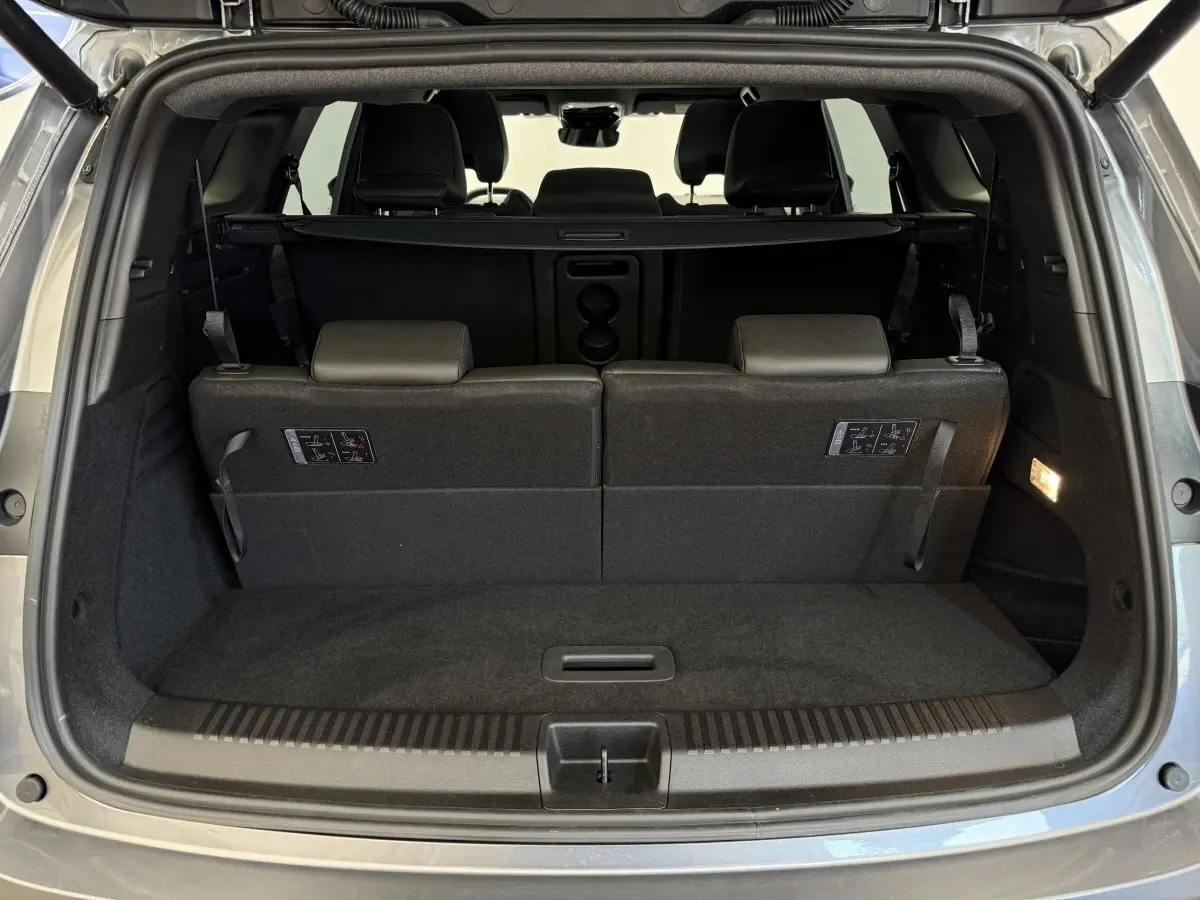 Coffre ouvert vu de l'arrière du Renault Espace gris foncé esprit Alpine 7 places avec 3ème rangée de sièges rabattables.