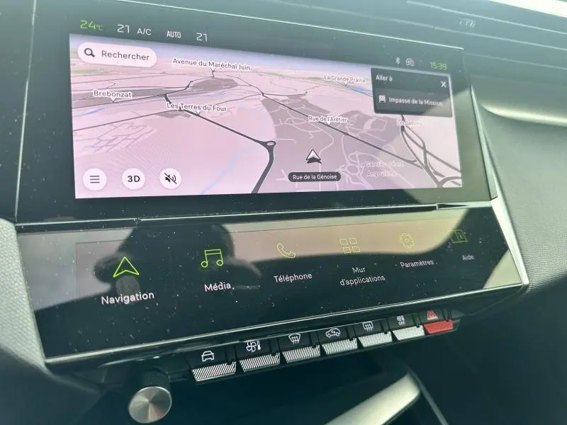 Écran tactile central avec navigation active dans l'habitacle de la Peugeot 308 SW 2023, finition GT, vue rapprochée.
