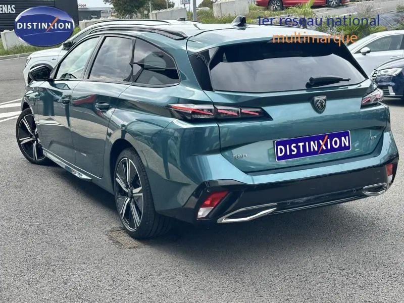 Peugeot 308 SW bleu métallisé vue 3/4 arrière droit avec feux LED et jantes alliage distinctives.