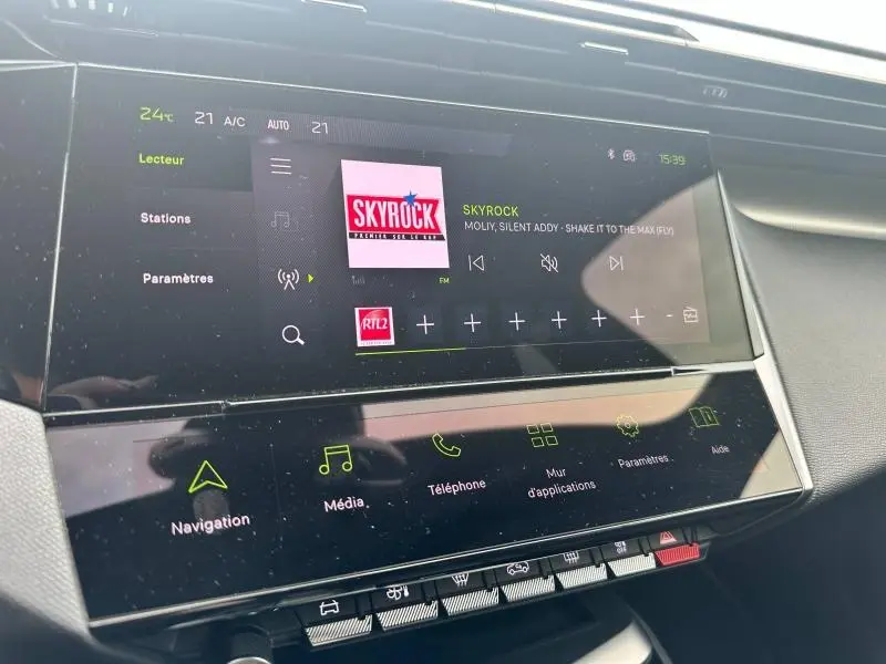 Écran tactile multimédia de la Peugeot 308 SW 2023 affichant la radio Skyrock, vue intérieure centrale.