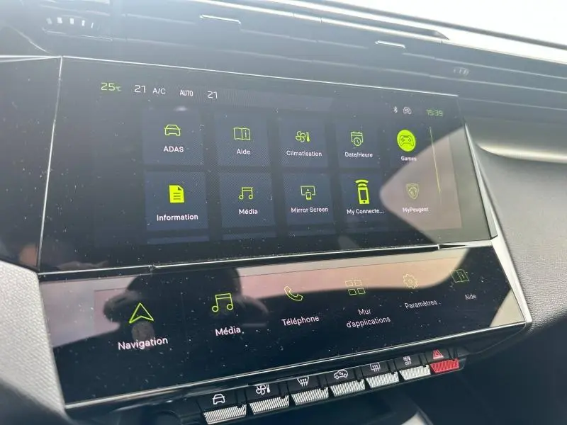 Écran tactile central de la Peugeot 308 SW 2023 affichant les menus multimédia et assistance, intérieur noir moderne.