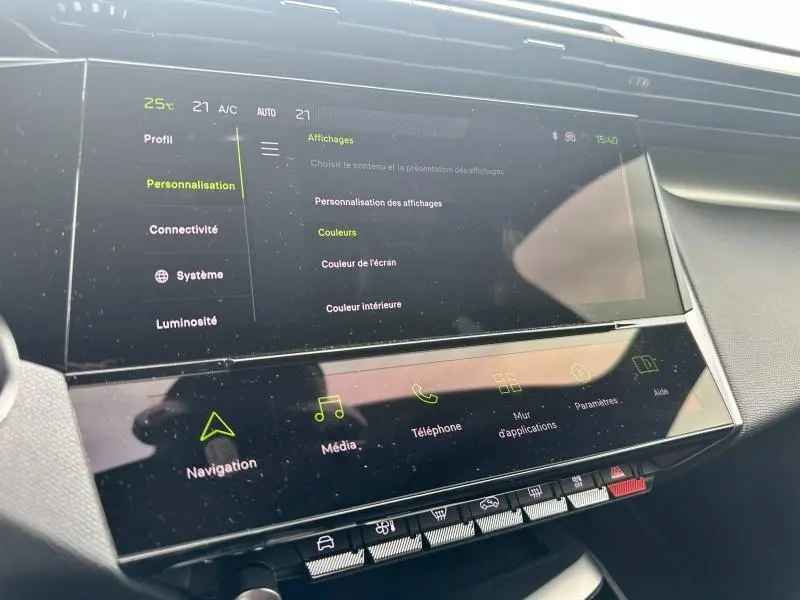 Écran tactile central de la Peugeot 308 SW 2023 affichant les options de personnalisation, vue intérieure côté conducteur.