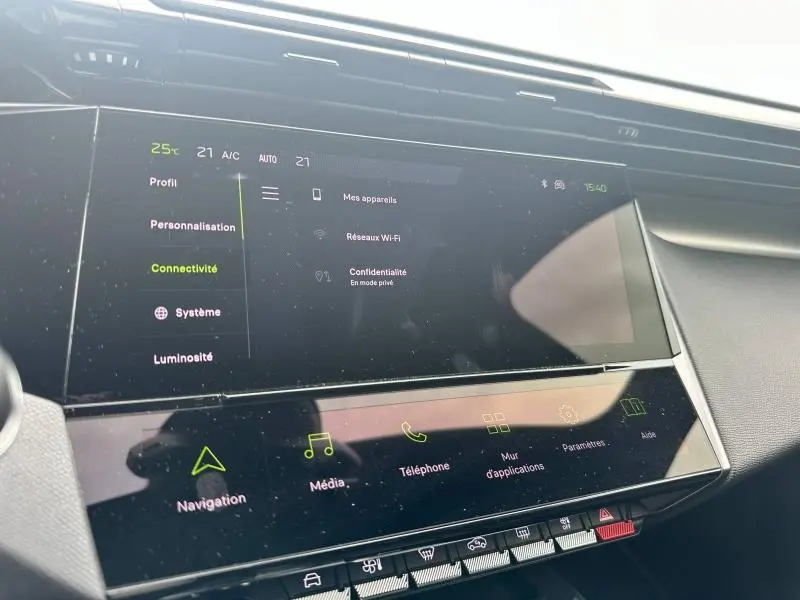 Écran tactile central du tableau de bord de la Peugeot 308 SW 2023, affichant les menus connectivité et paramètres.