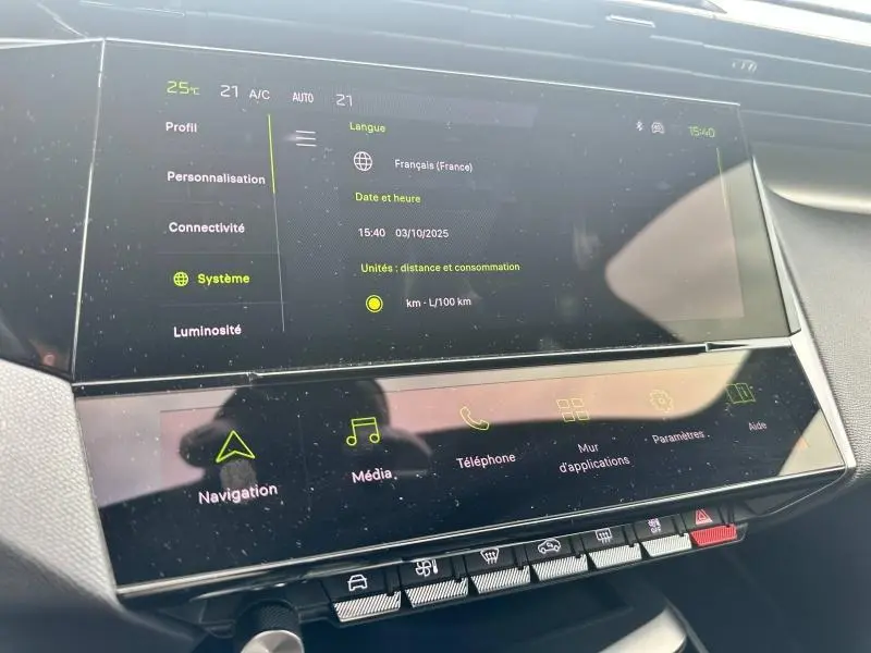 Écran tactile central de la Peugeot 308 SW 2023 affichant les réglages système en intérieur noir et gris.