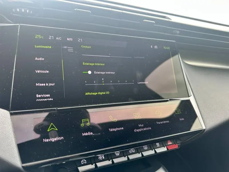 Écran tactile central du tableau de bord de la Peugeot 308 SW 2023, affichant les réglages d'éclairage intérieur.