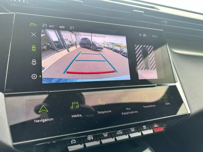 Écran tactile intérieur montrant la caméra de recul du Peugeot 308 SW 2023 avec guidage de trajectoire coloré.