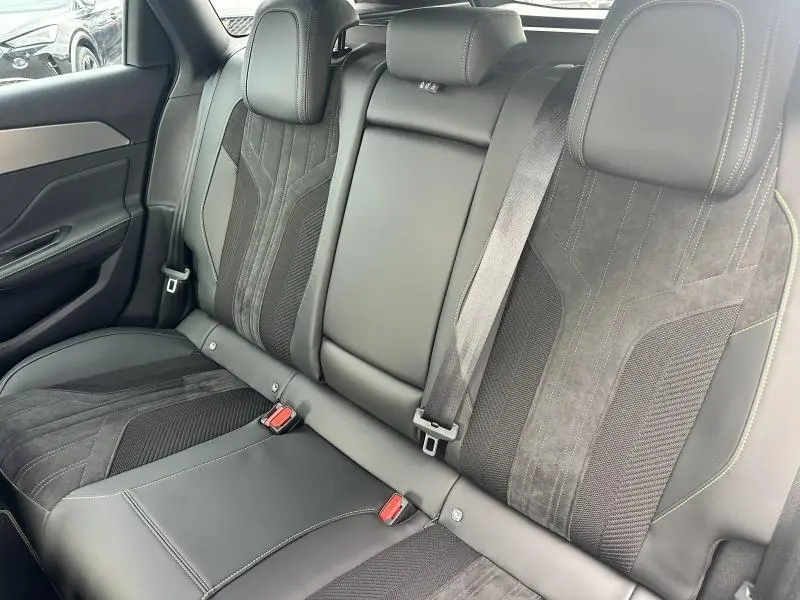 Vue rapprochée des sièges arrière noirs en cuir et tissu du Peugeot 308 SW 2023, côté droit visible.