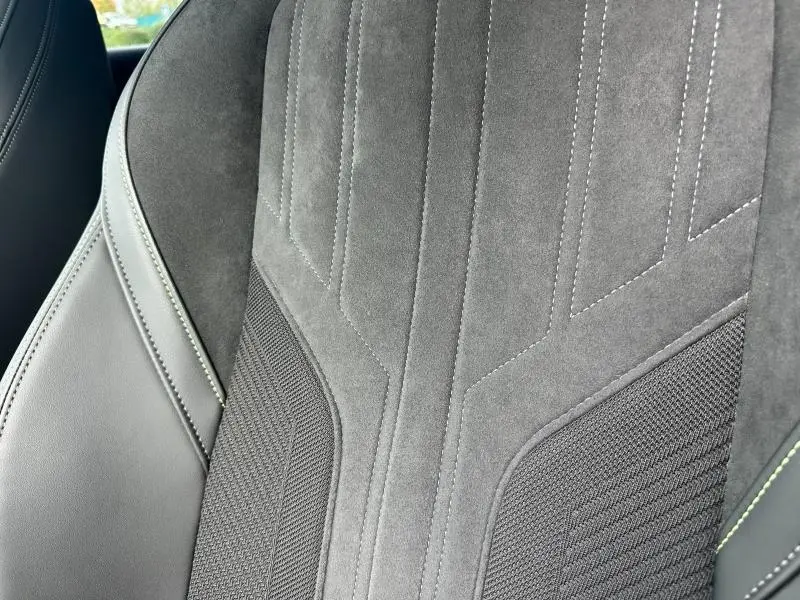 Gros plan sur le revêtement gris anthracite en tissu et cuir du siège avant du Peugeot 308 SW 2023.