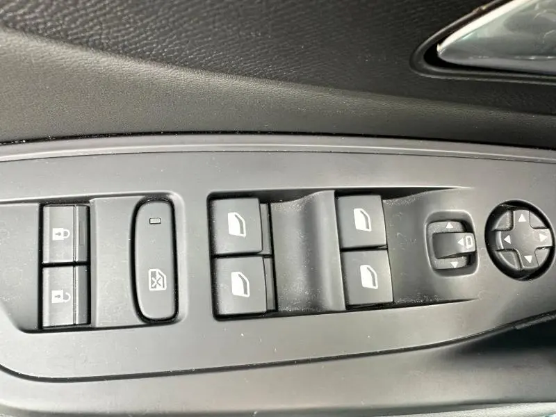 Boutons de commande des vitres et rétroviseurs côté conducteur noir dans Peugeot 308 SW 2023 essence finition GT