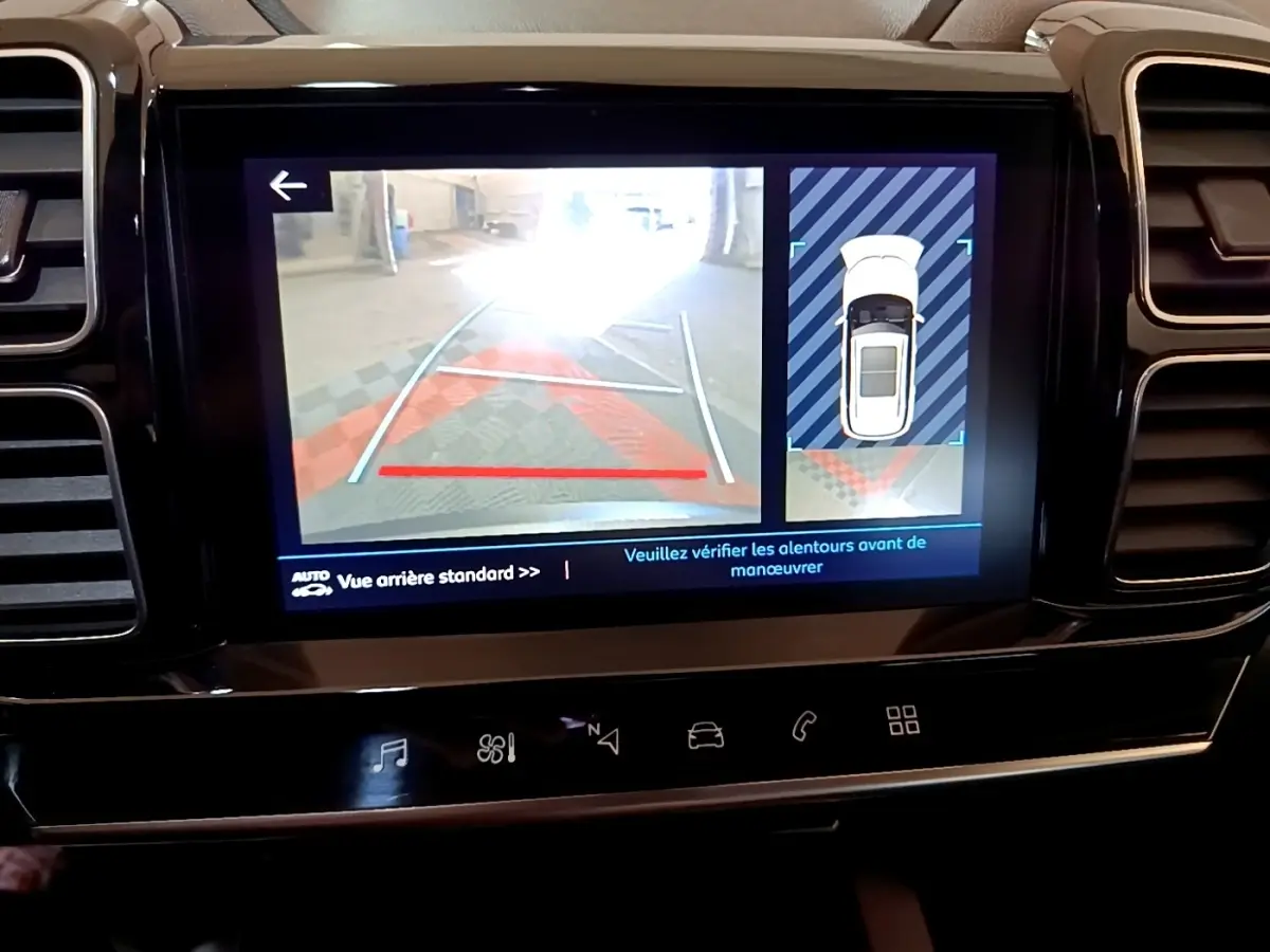 Écran tactile central affichant la caméra de recul et l’aide au stationnement du Citroën C5 Aircross gris foncé.