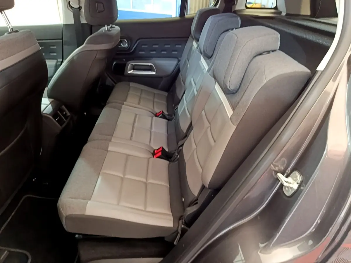 Vue intérieure côté droit des sièges arrière gris clair et tissu du Citroën C5 Aircross Shine 2020 gris foncé.